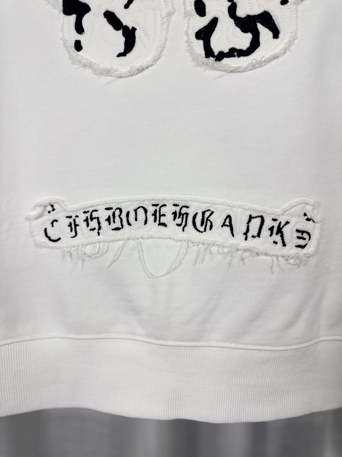P260 top version, real shot without P, ​​different from market currency) 𝗖𝗵𝗿𝗼𝗺𝗲 𝗛𝗲𝗮𝗿𝘁𝘀/Cro Heart 2025 washed patch embroidery autumn and winter new original single counter American laser burnt 3D three-dimensional color embroidered couple casual sweatshirt 👑The highest version! Customized fabric 420g tripe terry fabric! American acid-washed and distressed original fabric laser burnt ✟appliqué embroidery and exquisite embroidery of letters! The best-selling model in the counter, very comfortable to wear. Accessories: original molded and authenticated collar label➕100% silk wash label. Genuine purchase-grade original hangtag➕matching hanging rope➕3D hanging beads➕original packaging bag. Craftsmanship: The original version has consistent wiring! The highest version of the armhole matching technique! Color: White Black Size: S M L XL Style No.: 25-303